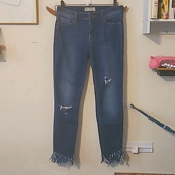 Free People mid-rise distressed frayed ankle jeans, size 25. - Picture 7 of 13